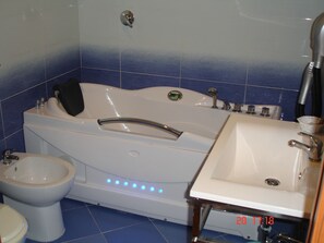 Double Room Single Use | Bathroom | Shower, rainfall showerhead, free toiletries, hair dryer - Hotel La Corte (Naples)
