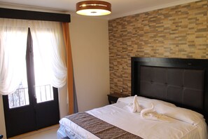 Standard Exterior | Safe på rommet, strykejern/-brett, wi-fi (inkludert) og sengetøy