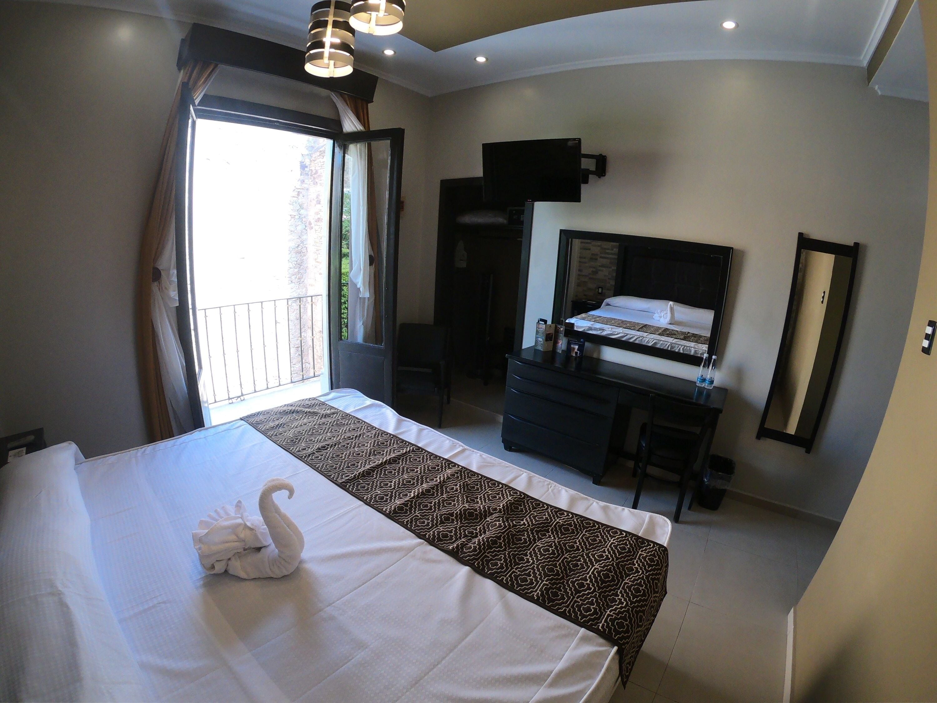 Standard Exterior | Caja de seguridad en la habitación y tabla de planchar con plancha 