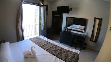 Standard Exterior | Caja de seguridad en la habitación y tabla de planchar con plancha