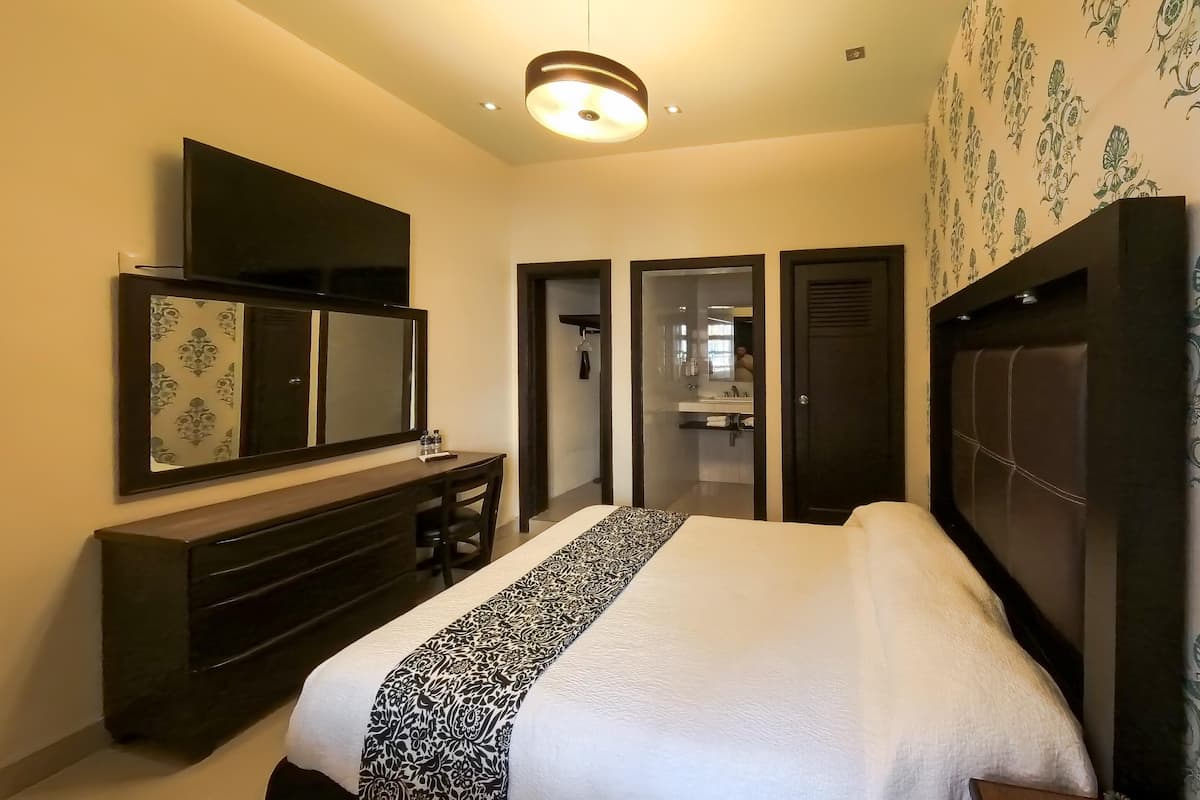 Safe på rommet, strykejern/-brett, wi-fi (inkludert) og sengetøy