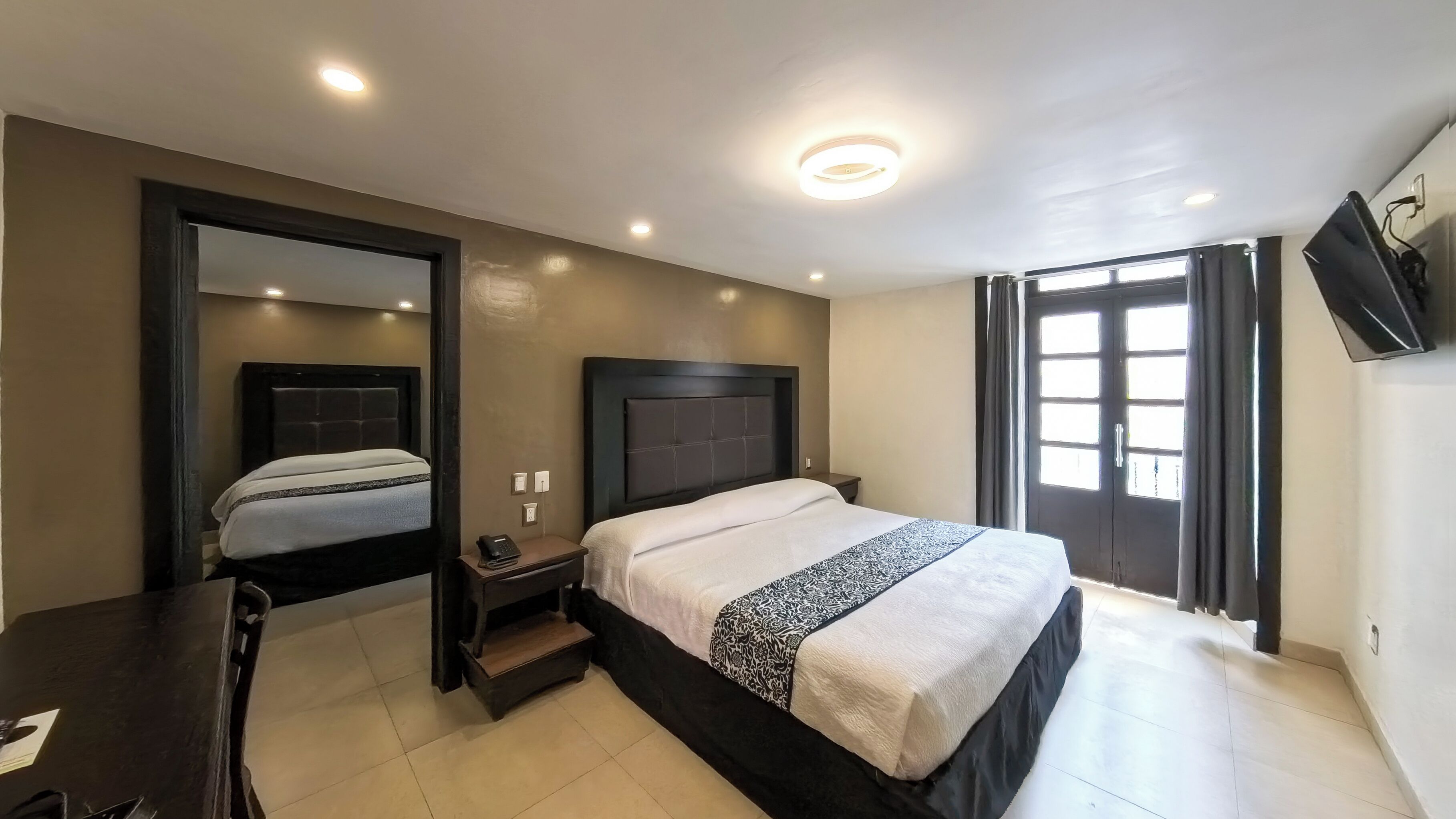 Suite familiar | Caja fuerte, tabla de planchar con plancha, wifi gratis y ropa de cama