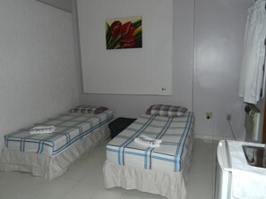 Zweibettzimmer | Bügeleisen/Bügelbrett, Zustellbetten, kostenloses WLAN