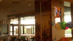 A restaurant named Pizza San Francisco with a glass window and balloons. - 101 Hotel Bangi (Bandar Baru Bangi)