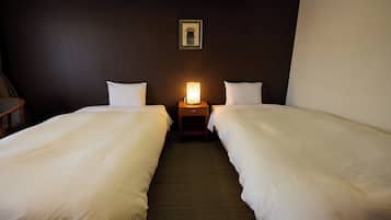 Habitación con 2 camas individuales | Caja de seguridad en la habitación, escritorio y cortinas blackout