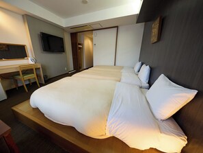 Habitación triple de estilo japonés | Caja fuerte, escritorio, cortinas opacas y sistema de insonorización