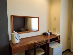 Twin kamer | Een kluis op de kamer, een bureau, verduisterende gordijnen
