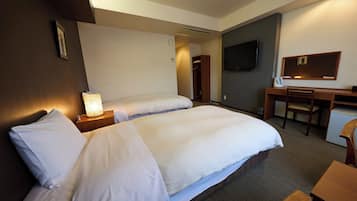 Twin Room | In-room safe, desk, blackout drapes, soundproofing