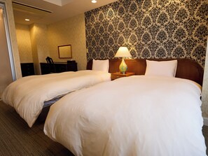 Suite Room | In-room safe, desk, blackout drapes, soundproofing