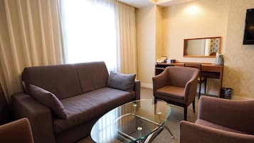 Suite Room | In-room safe, desk, blackout drapes, soundproofing