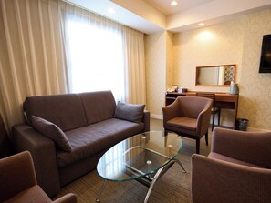 Suite | Peti besi dalam bilik, meja, langsir/tirai gelap terus, kalis bunyi 