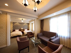 Suite Room | In-room safe, desk, blackout drapes, soundproofing