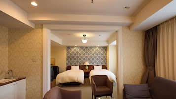Suite Room | In-room safe, desk, blackout drapes, soundproofing