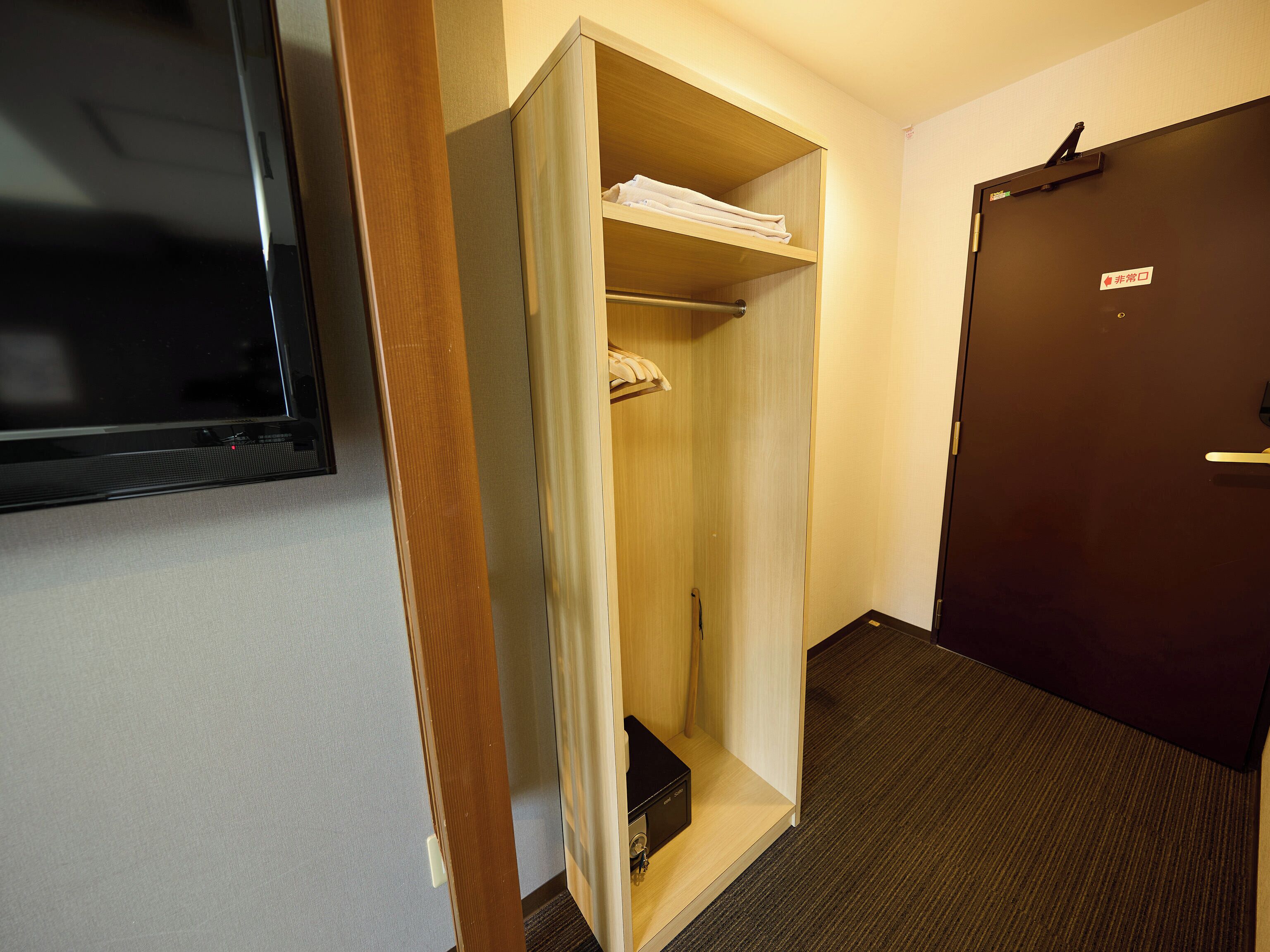 Camera doppia in stile giapponese | Una cassaforte in camera, una scrivania, tende oscuranti