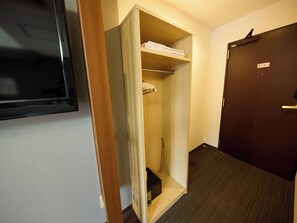 Habitación de estilo japonés con una cama doble | Caja fuerte, escritorio, cortinas opacas y sistema de insonorización