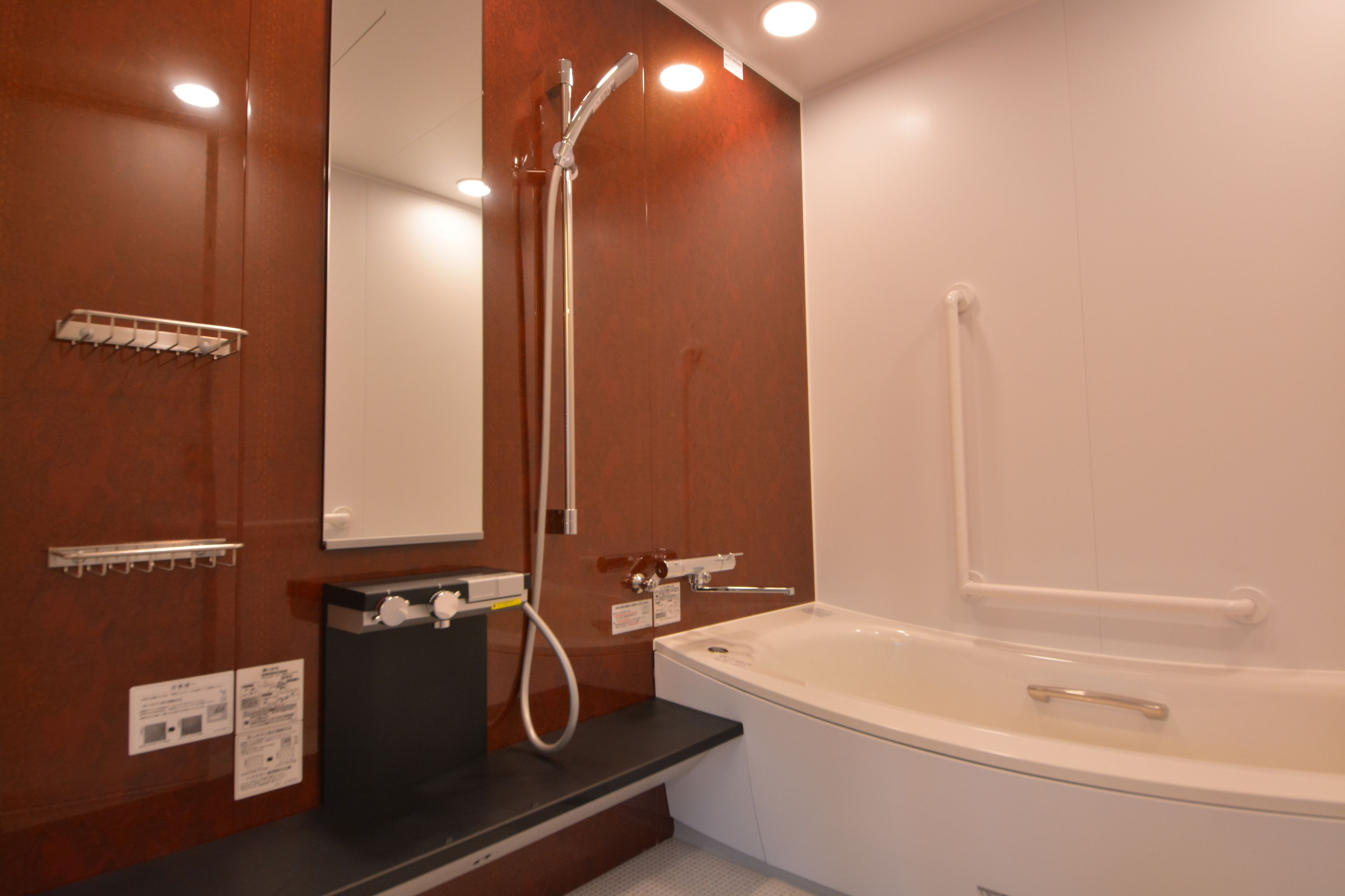 suite room | bathroom | combined shower/bathtub, free toiletries, hair dryer, slippers