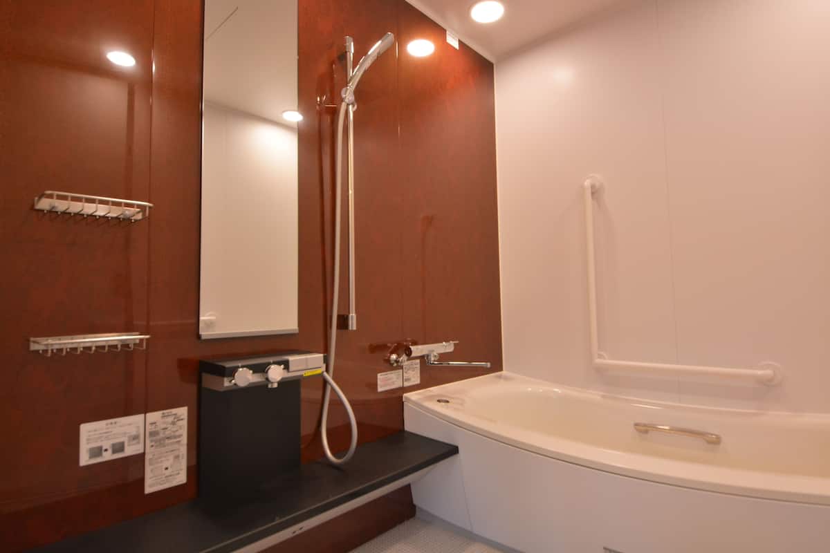 suite room | bathroom | combined shower/bathtub, free toiletries, hair dryer, slippers