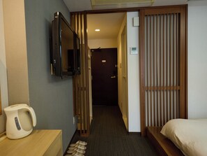 Dobbeltrom i japansk stil | Safe på rommet, skrivebord, blendingsgardiner og lydisolert