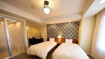 Suite Room | In-room safe, desk, blackout drapes, soundproofing