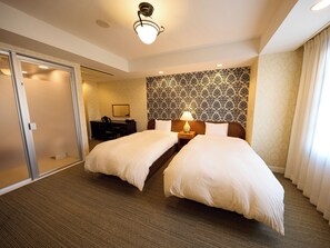 Suite Room | In-room safe, desk, blackout drapes, soundproofing