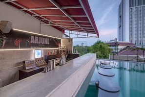 Outdoor pool - Quest Hotel Darmo - Surabaya by ASTON (Surabaya)