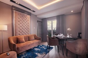 Minibar, in-room safe, desk, laptop workspace