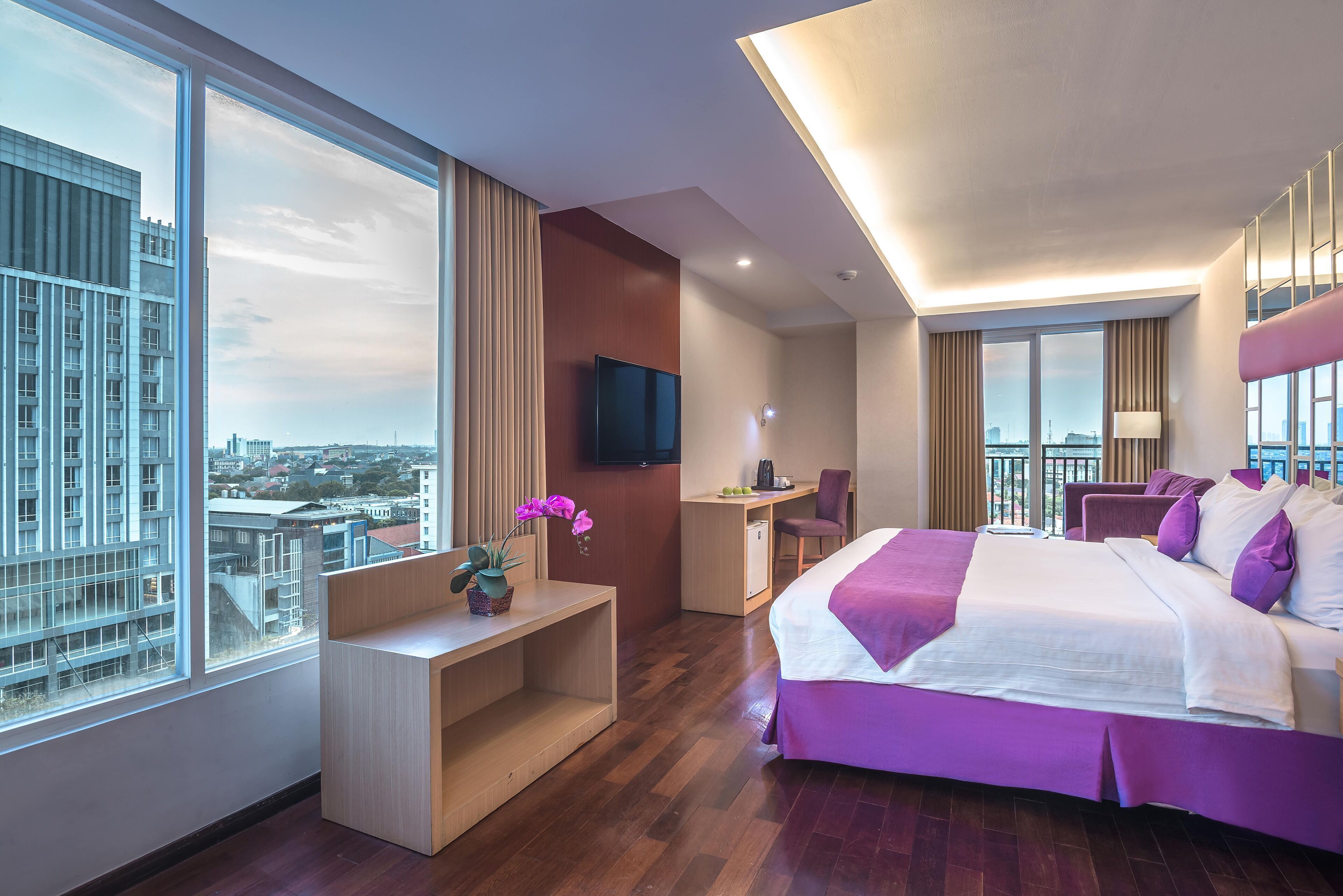 มินิบาร์, ตู้นิรภัยในห้องพัก, โต๊ะทำงาน, พื้นที่ทำงานแบบใช้แล็ปท็อป