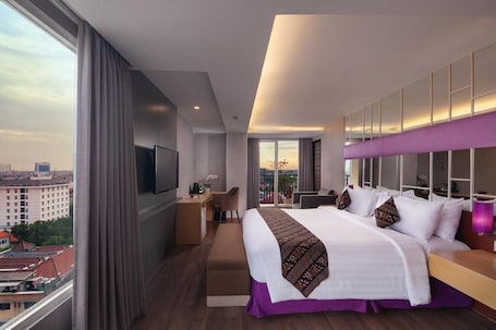 Minibar, caja de seguridad en la habitación y escritorio