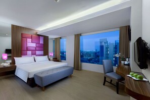 Kamar Deluks | Minibar, brankas, meja kerja, dan ruang kerja ramah laptop