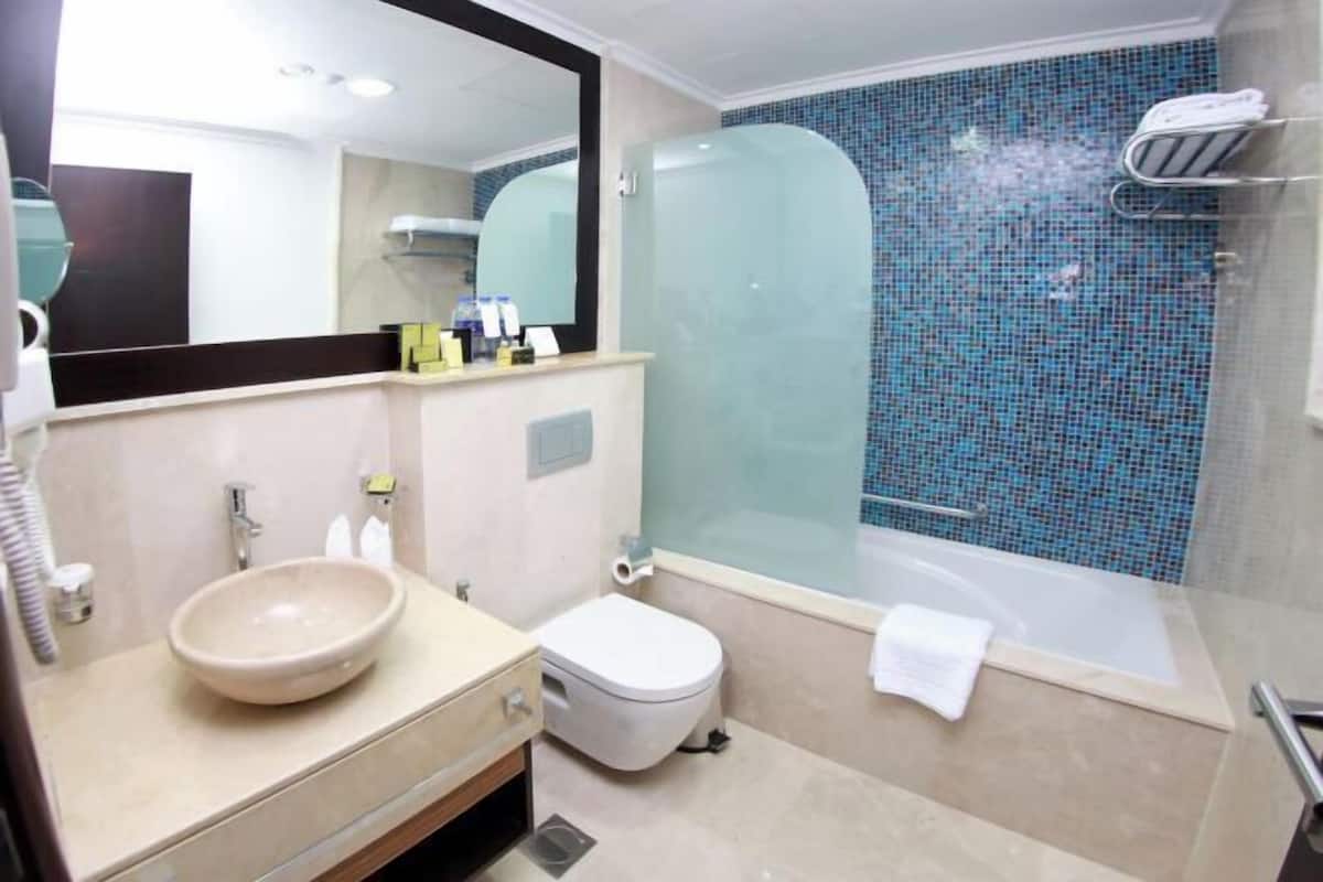 Een regendouche, gratis toiletartikelen, een haardroger, pantoffels