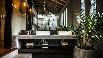 Villa Deluxe | Baño | Secadora de cabello, batas, toallas, jabón