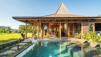 3 من حمّامات السباحة الخارجية، مظلات على حمّام السباحة، مقاعد للتشمس