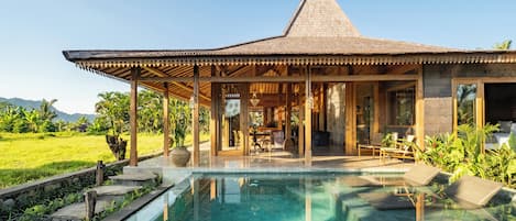 3 outdoor pools, pool umbrellas, pool loungers