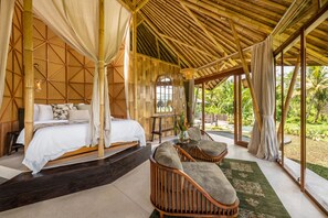 Luksusvilla, 1 kingsize-seng, privat basseng, utsikt mot høyde | Sengetøy av topp kvalitet, senger med overmadrass og minibar