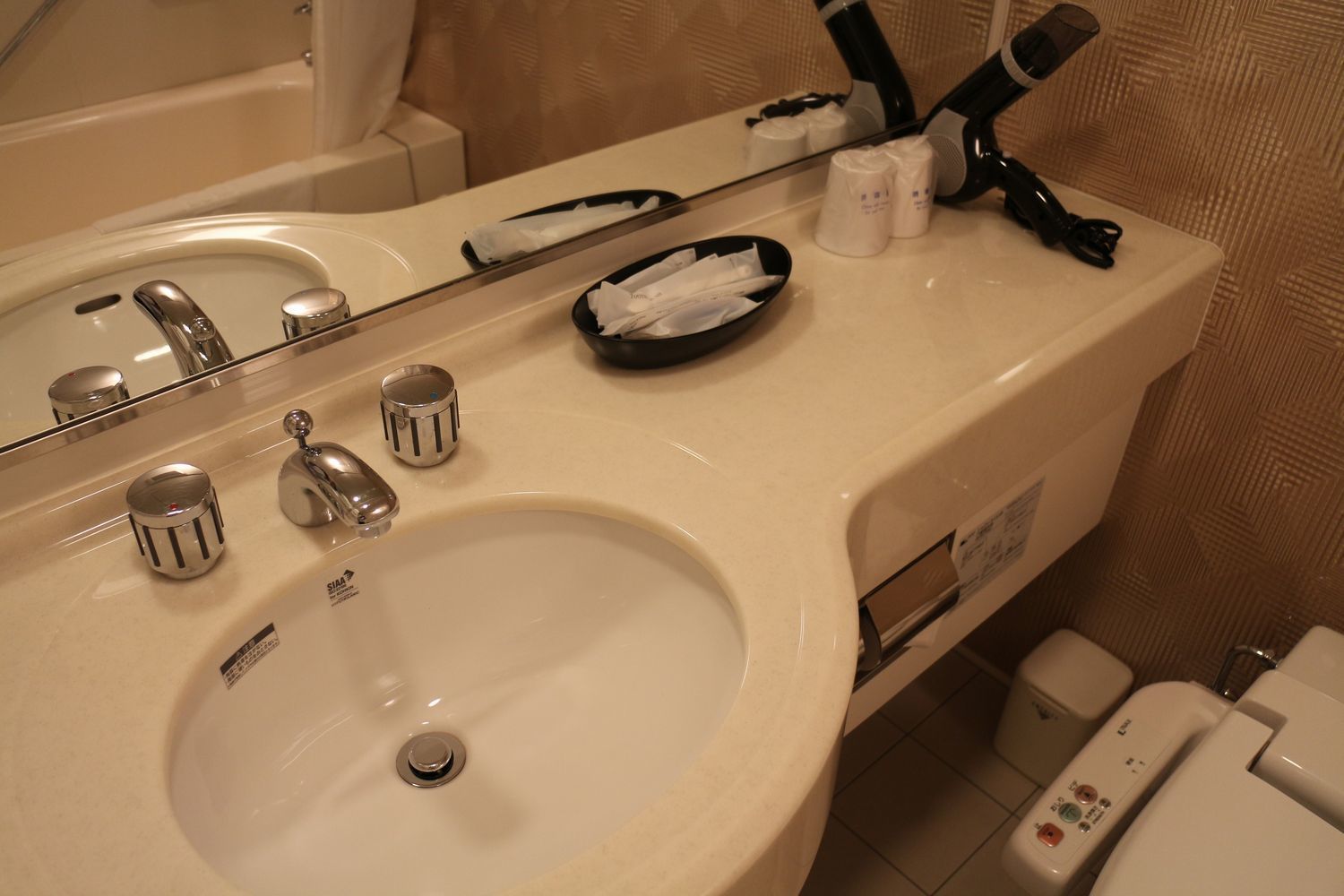 combined shower/bathtub, free toiletries, hair dryer, slippers