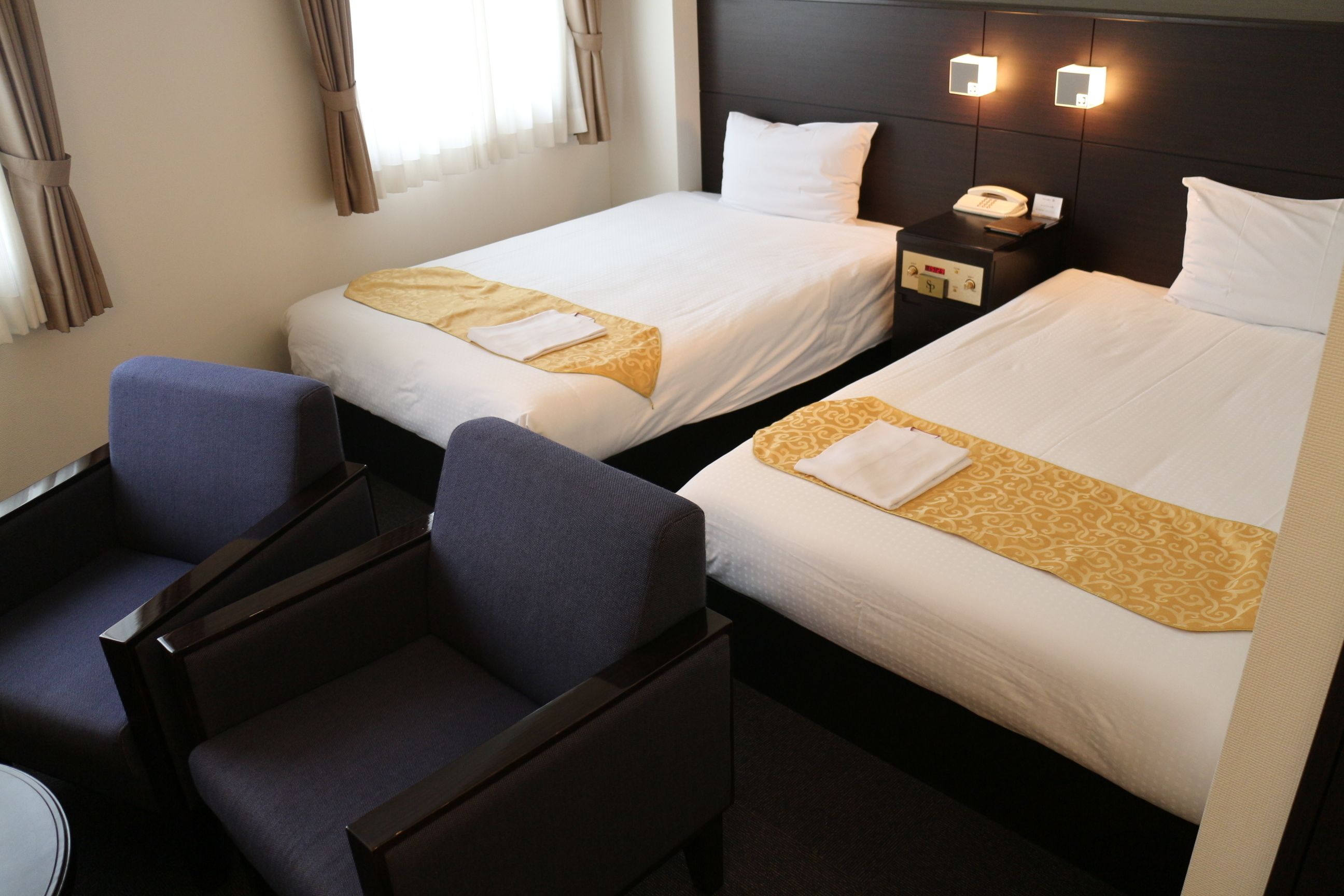 desk, free wifi, wheelchair access