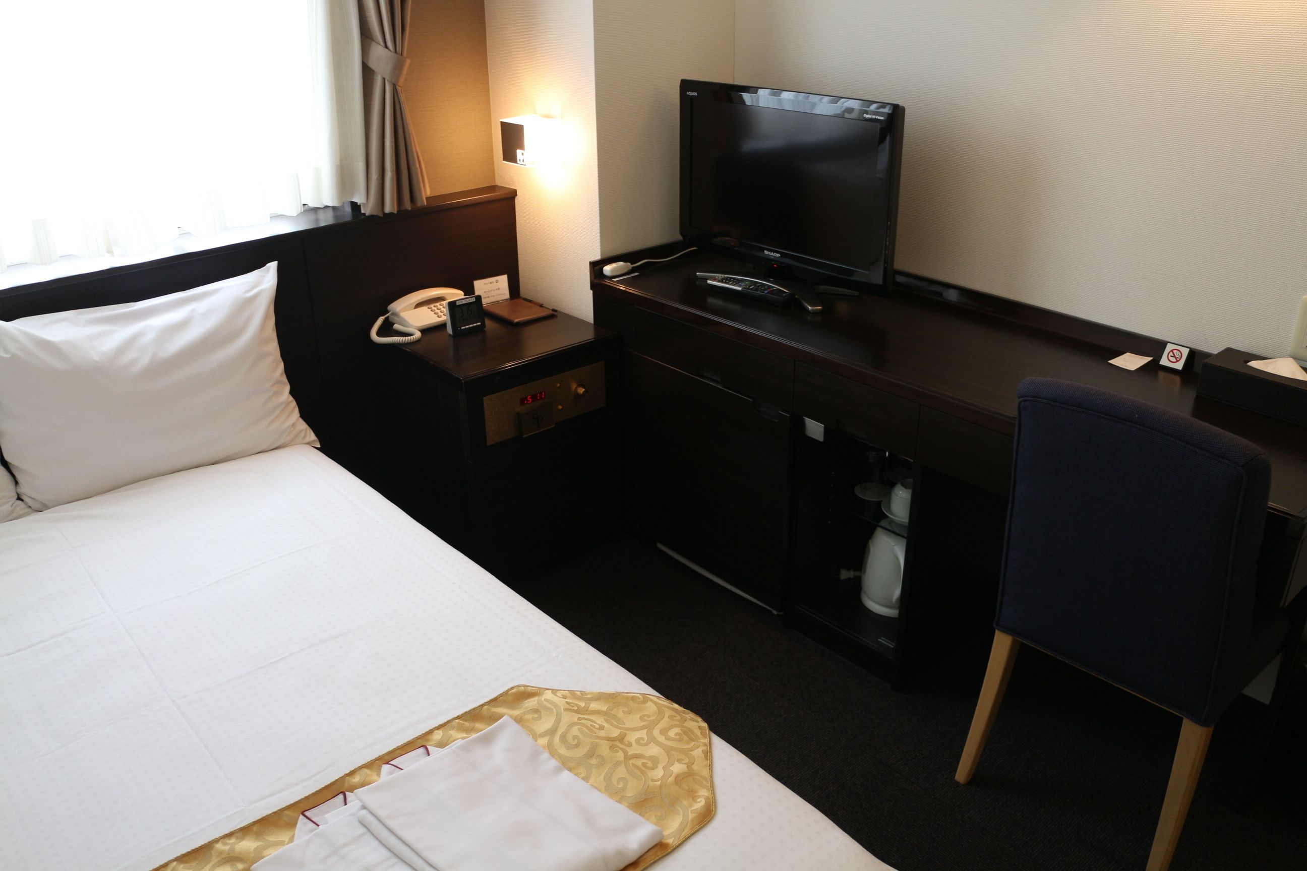 desk, free wifi, wheelchair access