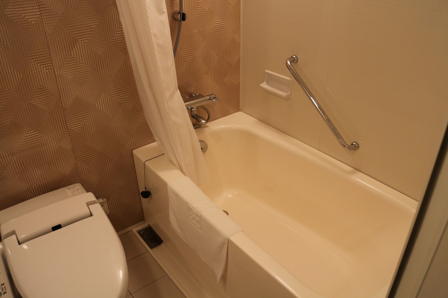 combined shower/bathtub, free toiletries, hair dryer, slippers