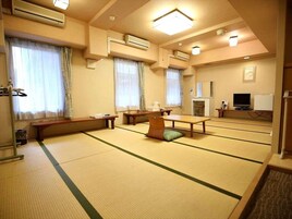 Blackout drapes, iron/ironing board, free WiFi, bed sheets