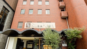 L’entrée d’un hôtel, avec une enseigne indiquant « Sun Plaza ».