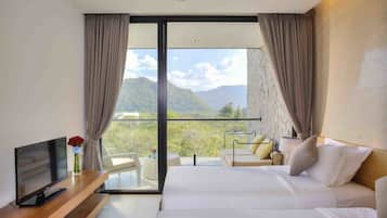 2 Bedroom Family Suite | In-room safe, blackout curtains, free WiFi, bed sheets