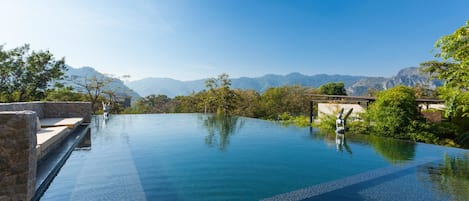 2 ulkouima-allasta, aurinkovarjoja, aurinkotuoleja