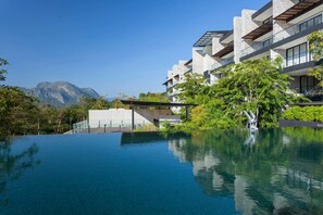 2 piscinas al aire libre, sombrillas, sillones reclinables de piscina