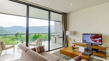 2 Bedroom Family Suite | Living area | 32-inch LCD TV with satellite channels, TV, DVD player