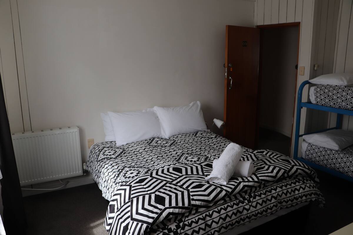 Double Room (Shared Bathroom) | WiFi (free)