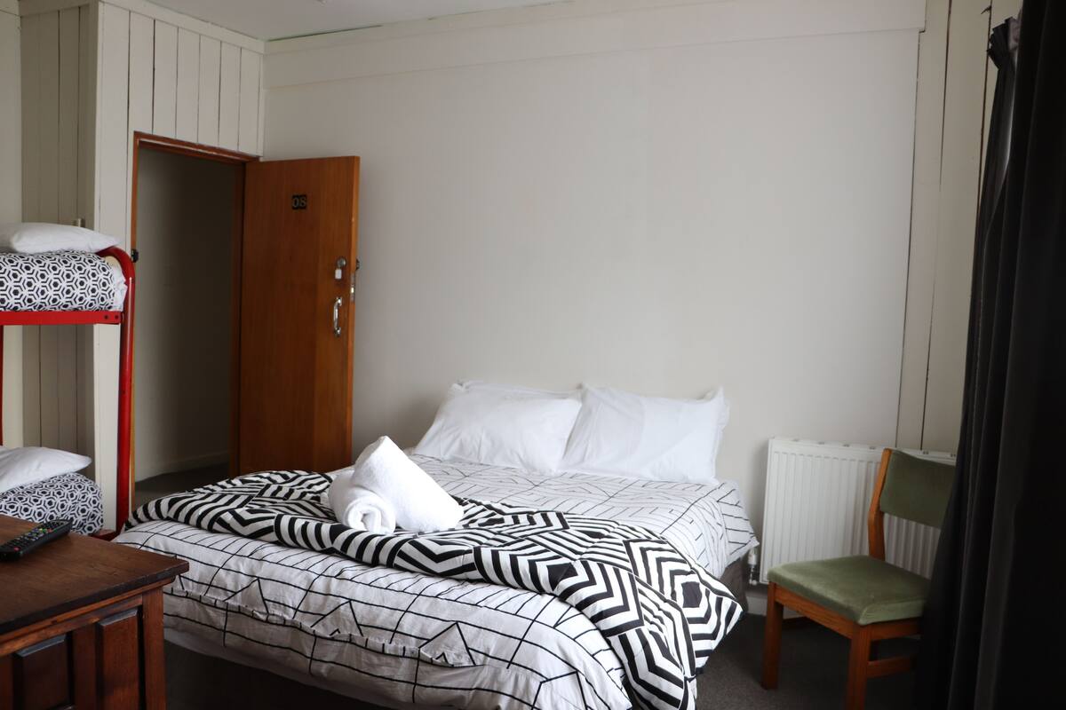 Moa Room (Private Bathroom) | WiFi (free)