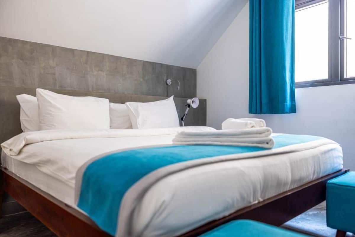 Luxury Studio Suite, 1 King Bed | Premium bedding, Select Comfort beds, minibar, in-room safe