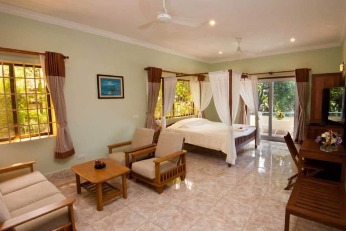 Superior Suite, 1 King Bed | Premium bedding, Select Comfort beds, minibar, in-room safe