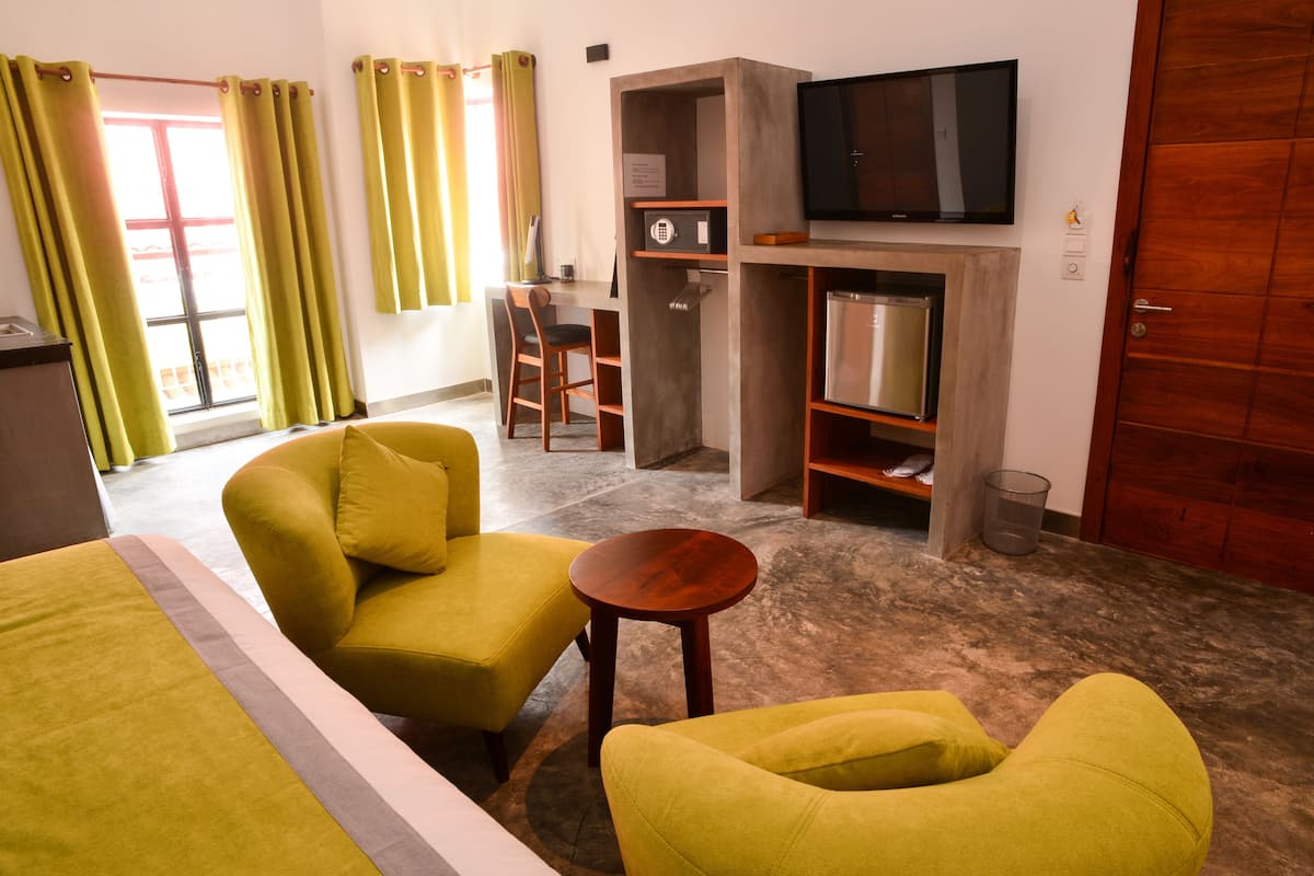 Superior King with Kitchenette | Living area | 36-inch LCD TV with cable channels, TV, books