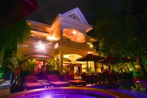 Outdoor pool, pool umbrellas, sun loungers - Villa Grange (Phnom Penh)